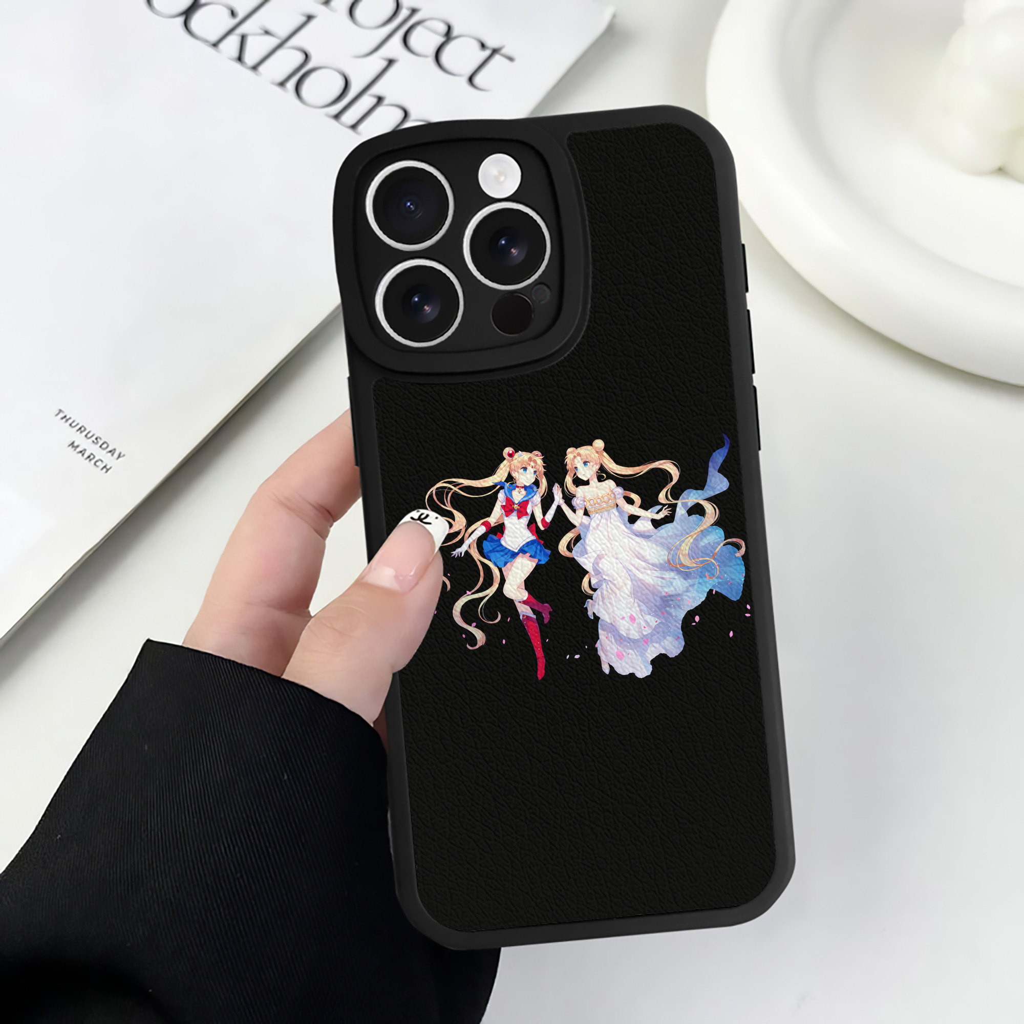 （画像用） 美少女戦士セーラームーン 月野 うさぎ つきの うさぎ Sailor Moon Tsukino Usagi 【iPhone 16シリーズ対応】シリコンスマホケース（レザー調） 材質：シリコン